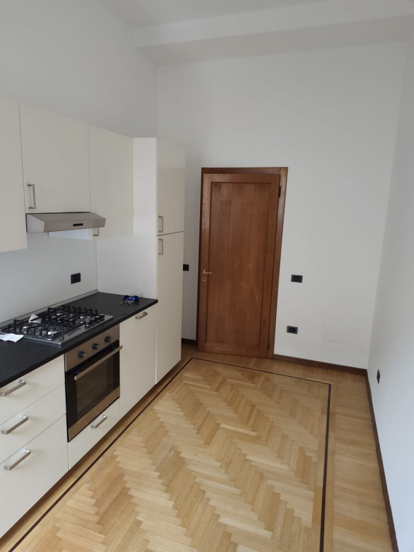 Padova, zona Santo: in locazione si propone appartamento su palazzina signorile di sole tre unità...