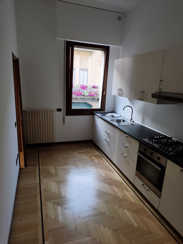 Padova, zona Santo: in locazione si propone appartamento su palazzina signorile di sole tre unità...