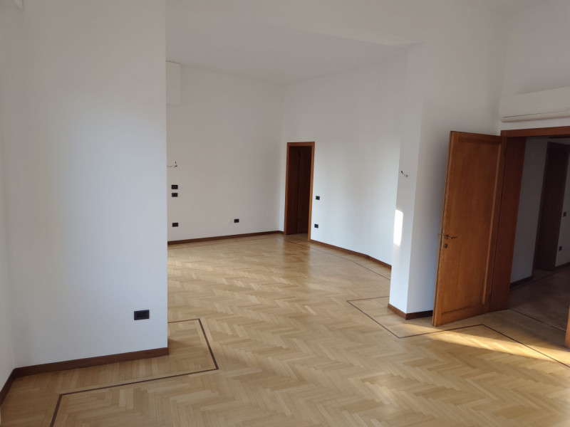 Padova, zona Santo: in locazione si propone appartamento su palazzina signorile di sole tre unità...