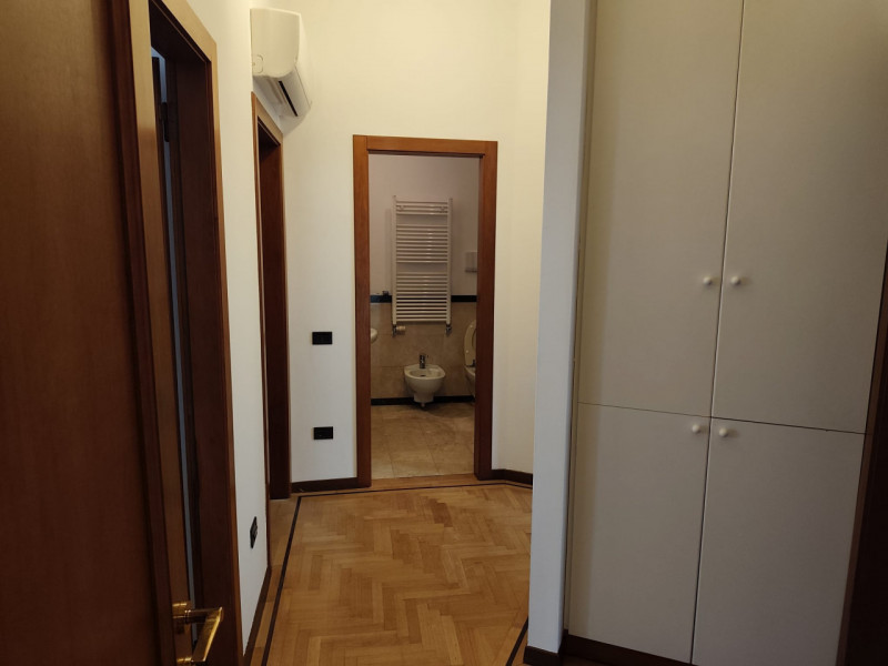 Padova, zona Santo: in locazione si propone appartamento su palazzina signorile di sole tre unità...