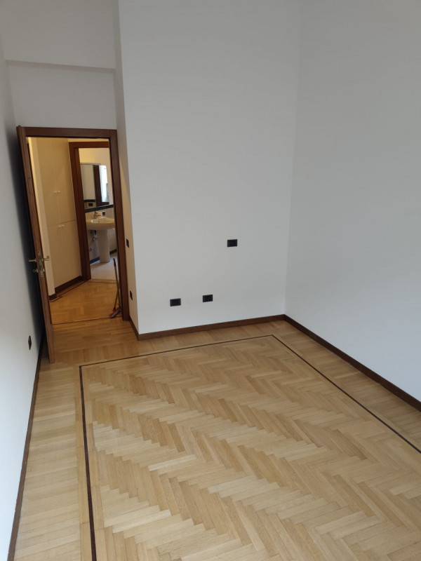 Padova, zona Santo: in locazione si propone appartamento su palazzina signorile di sole tre unità...