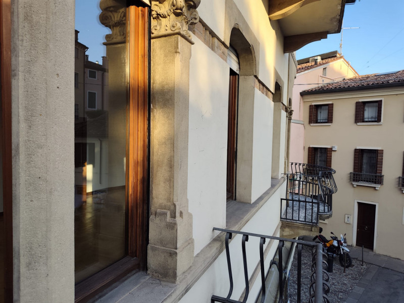 Padova, zona Santo: in locazione si propone appartamento su palazzina signorile di sole tre unità...