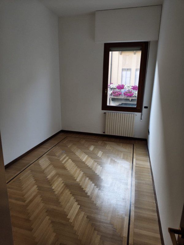 Padova, zona Santo: in locazione si propone appartamento su palazzina signorile di sole tre unità...