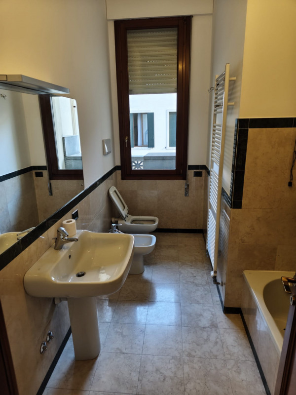 Padova, zona Santo: in locazione si propone appartamento su palazzina signorile di sole tre unità...
