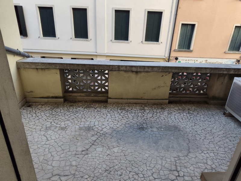 Padova, zona Santo: in locazione si propone appartamento su palazzina signorile di sole tre unità...