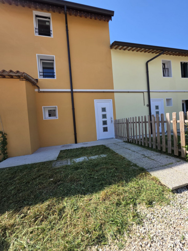 Longare (VI) - C.E.D – SI VALUTA ANCHE AFFITTO CON RISCATTO. Si propone graziosa casetta a schier...