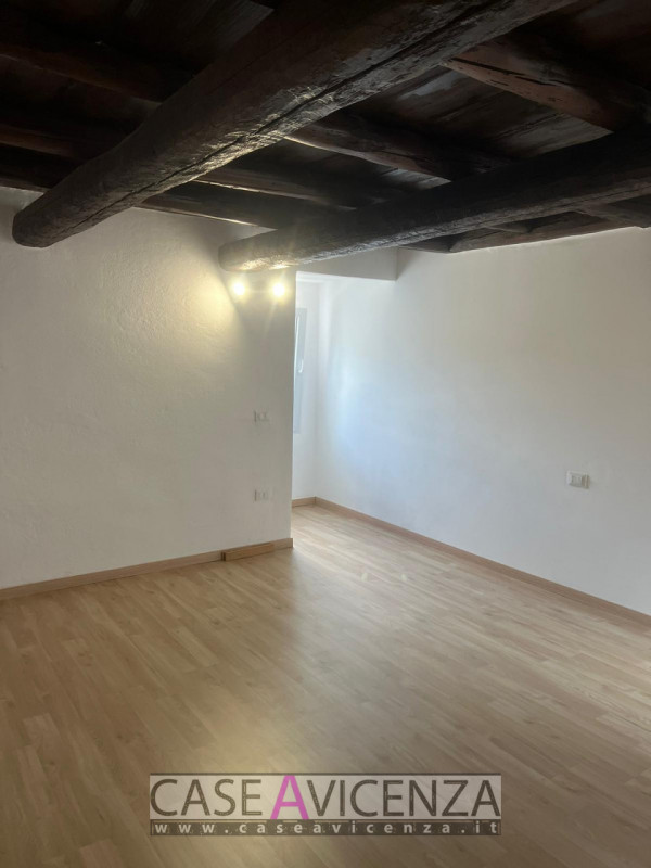 Longare (VI) - C.E.D – Si propone graziosa casetta a schiera su tre livelli (55 mq) con ingresso ...