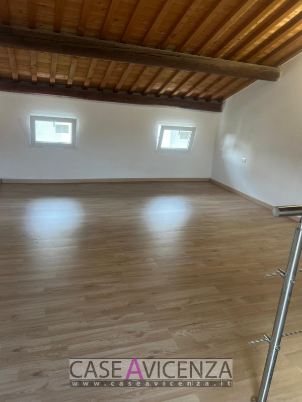 Longare (VI) - C.E.D – Si propone graziosa casetta a schiera su tre livelli (55 mq) con ingresso ...