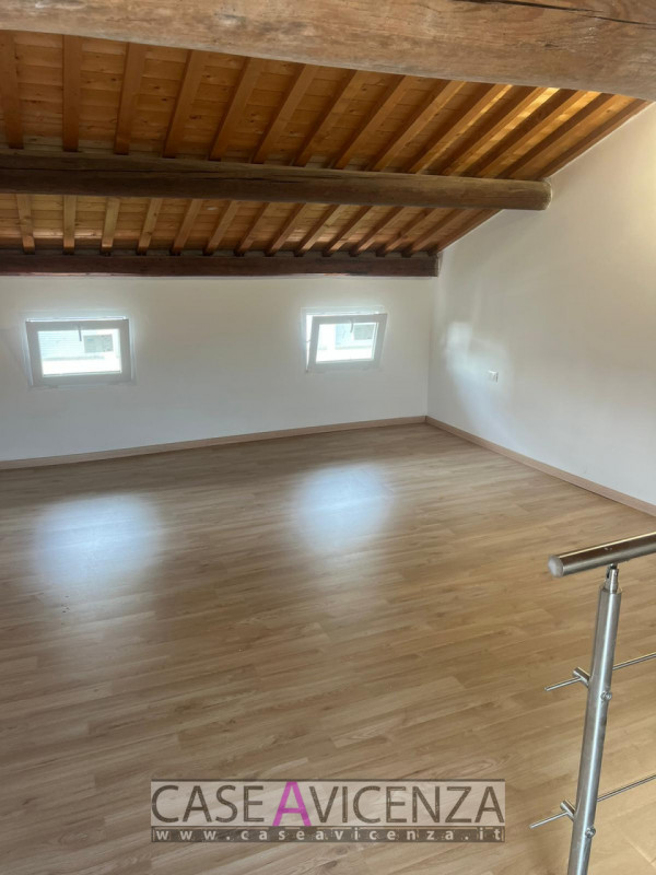Longare (VI) - C.E.D – Si propone graziosa casetta a schiera su tre livelli (55 mq) con ingresso ...