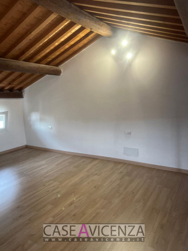 Longare (VI) - C.E.D – Si propone graziosa casetta a schiera su tre livelli (55 mq) con ingresso ...