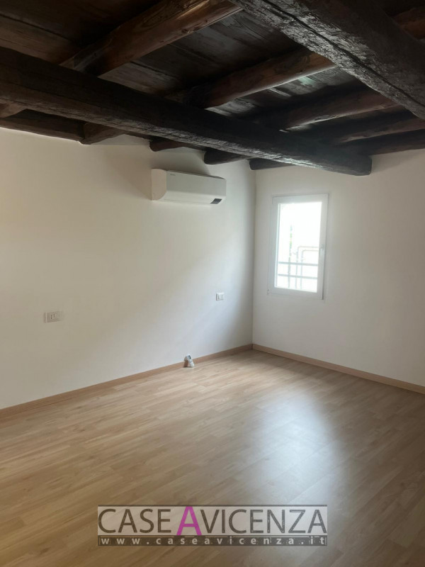 Longare (VI) - C.E.D – Si propone graziosa casetta a schiera su tre livelli (55 mq) con ingresso ...