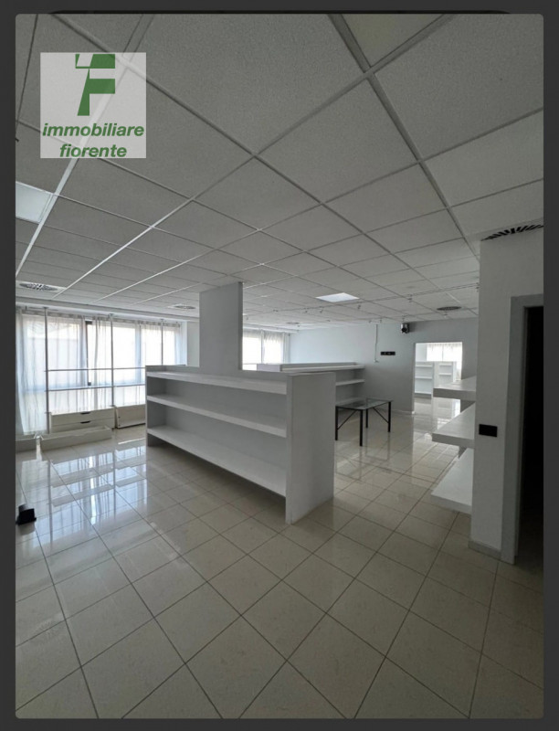 VENDESI/AFFITTASI...ufficio di recente costruzione in ottimo stato di manutenzione al 1° piano di...