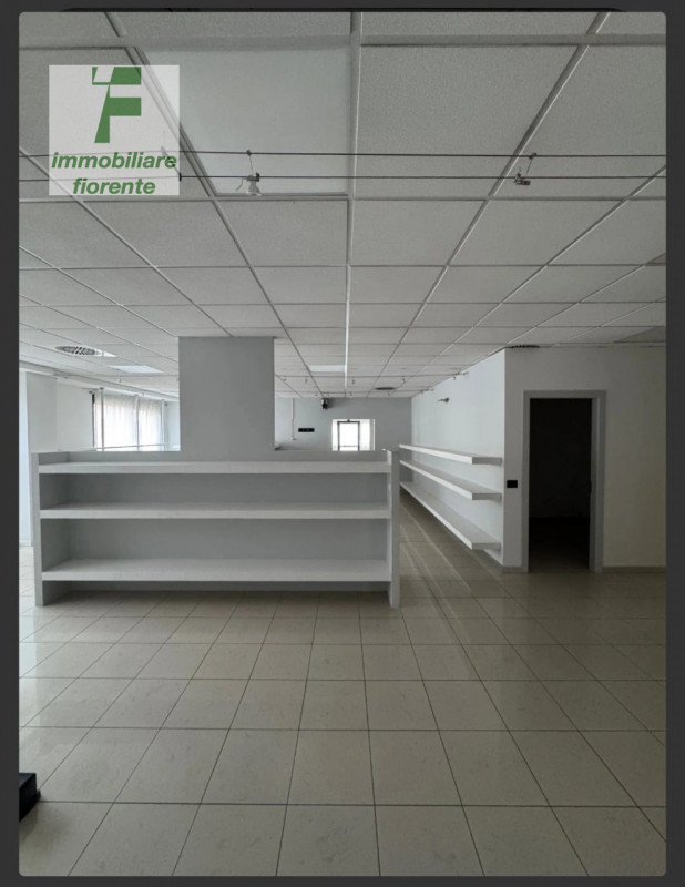 VENDESI/AFFITTASI...ufficio di recente costruzione in ottimo stato di manutenzione al 1° piano di...