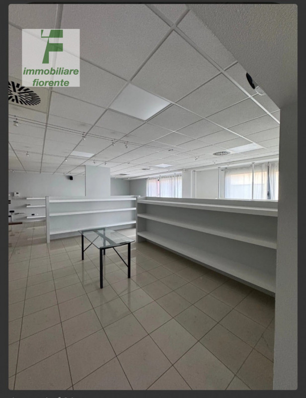 VENDESI/AFFITTASI...ufficio di recente costruzione in ottimo stato di manutenzione al 1° piano di...
