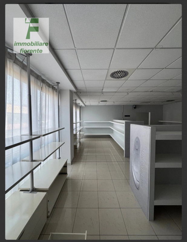 VENDESI/AFFITTASI...ufficio di recente costruzione in ottimo stato di manutenzione al 1° piano di...