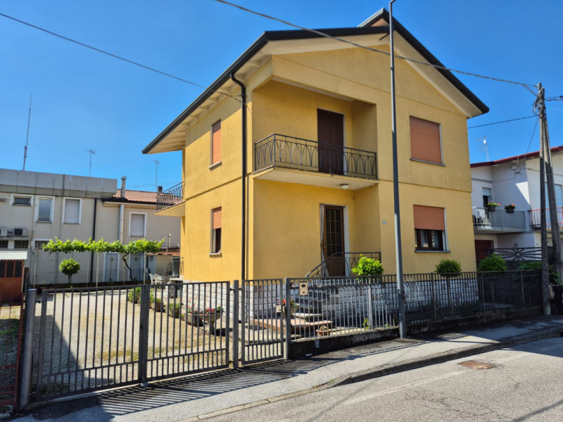 A San Martino di Lupari, in via Venezia 29, in posizione centrale e comoda a tutti i servizi, pro...