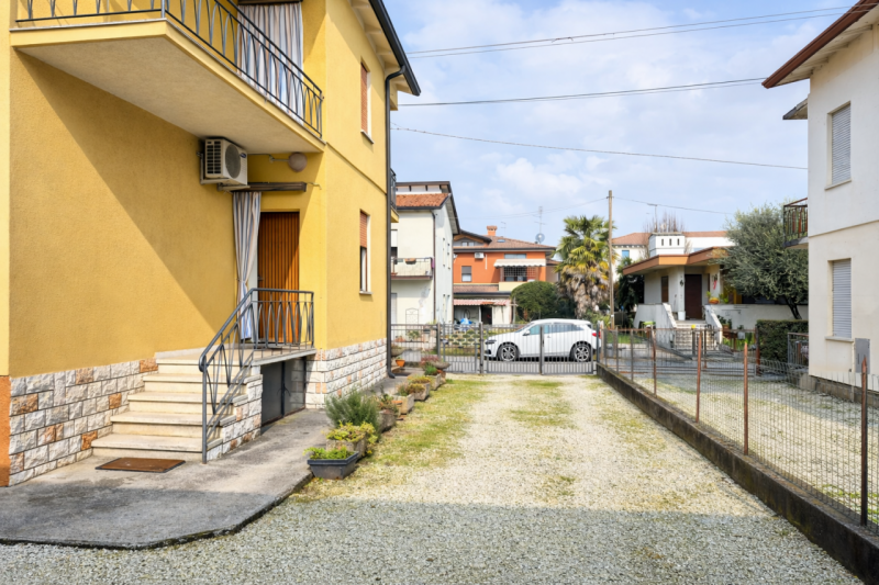 A San Martino di Lupari, in via Venezia 29, in posizione centrale e comoda a tutti i servizi, pro...