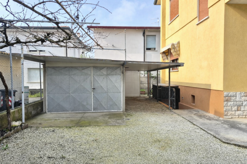 A San Martino di Lupari, in via Venezia 29, in posizione centrale e comoda a tutti i servizi, pro...