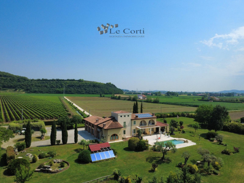 SOSSANO – Prestigiosa Villa con Piscina e Parco Privato di oltre 11.000 mq

Immersa nella quiete ...