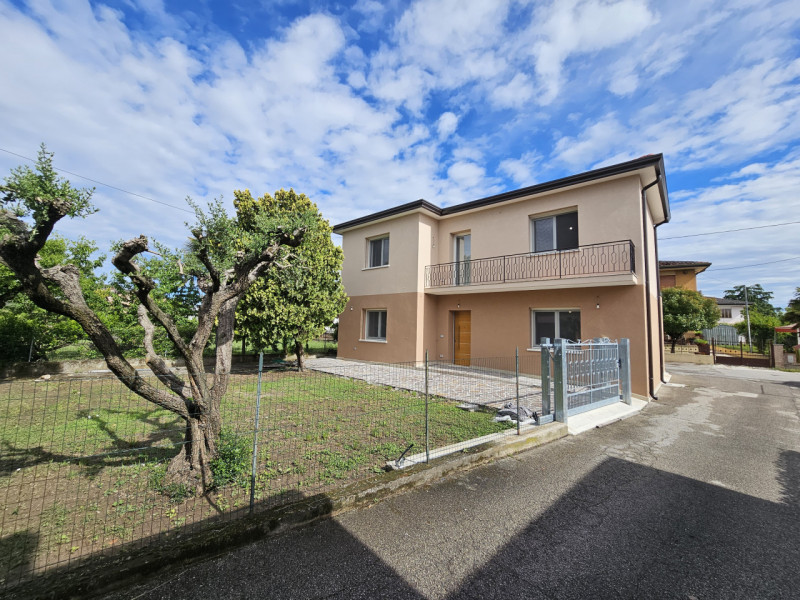Proponiamo in vendita a Solesino, in una posizione comoda al centro e tranquilla, casa singola co...
