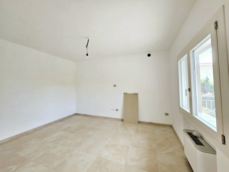 Proponiamo in vendita a Solesino, in una posizione comoda al centro e tranquilla, casa singola co...