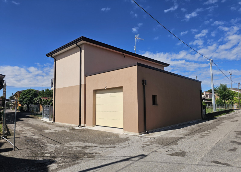 Proponiamo in vendita a Solesino, in una posizione comoda al centro e tranquilla, casa singola co...