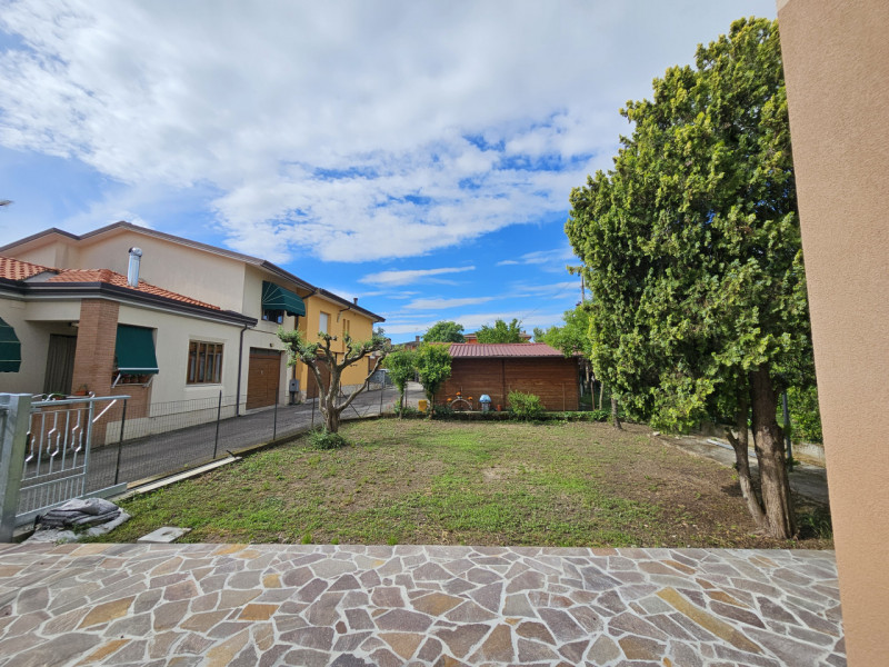 Proponiamo in vendita a Solesino, in una posizione comoda al centro e tranquilla, casa singola co...