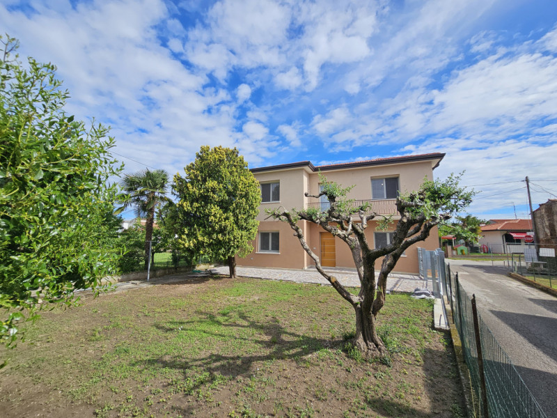 Proponiamo in vendita a Solesino, in una posizione comoda al centro e tranquilla, casa singola co...