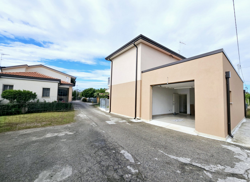 Proponiamo in vendita a Solesino, in una posizione comoda al centro e tranquilla, casa singola co...