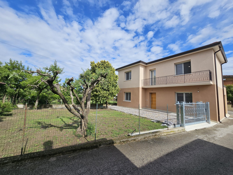 Proponiamo in vendita a Solesino, in una posizione comoda al centro e tranquilla, casa singola co...