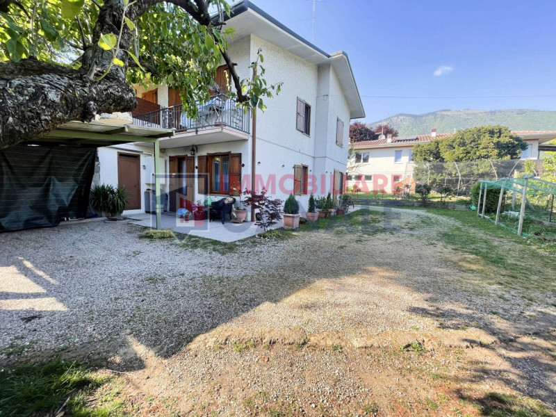 In tranquilla zona residenziale di Chiuppano proponiamo in vendita porzione di bifamiliare (Unità...
