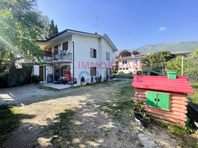 In tranquilla zona residenziale di Chiuppano proponiamo in vendita porzione di bifamiliare (Unità...
