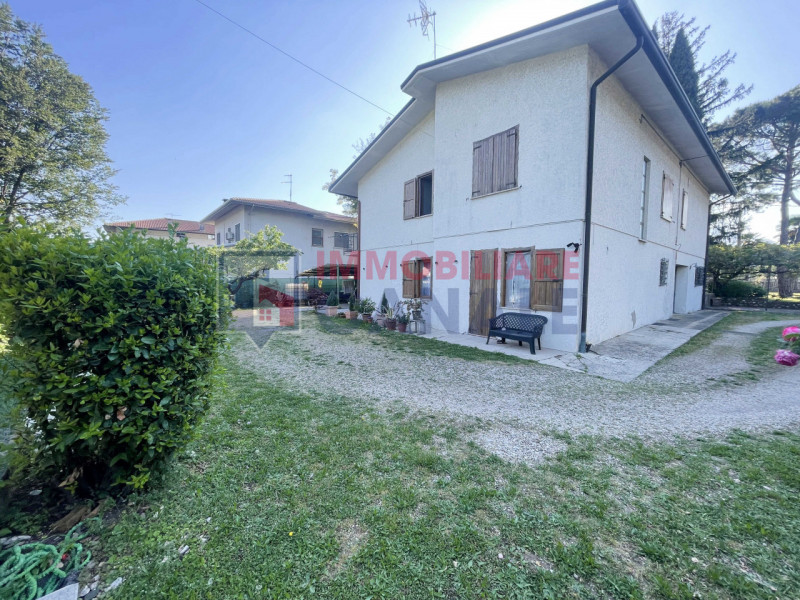 In tranquilla zona residenziale di Chiuppano proponiamo in vendita porzione di bifamiliare (Unità...