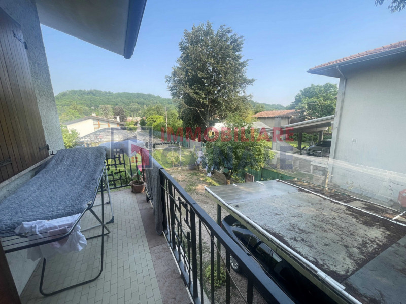 In tranquilla zona residenziale di Chiuppano proponiamo in vendita porzione di bifamiliare (Unità...