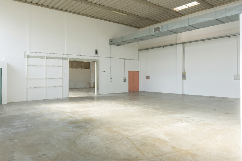 SOVIZZO: in zona industriale proponiamo in locazione una porzione di testa di capannone artigiana...