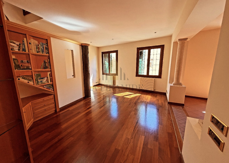 CENTRO STORICO DUPLEX RIF
Nel prestigioso contesto del centro storico di Padova, in zona Via Beat...
