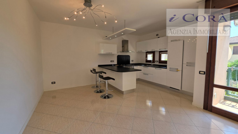 Teolo San Biagio affittasi appartamento arredato piano primo con ascensore, ben mantenuto. Reside...