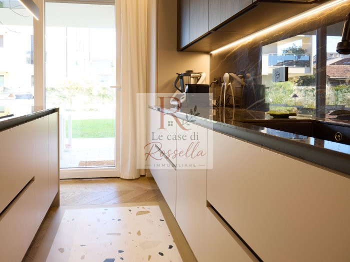 In contesto residenziale di nuova costruzione, proponiamo elegante ATTICO caratterizzato da finit...