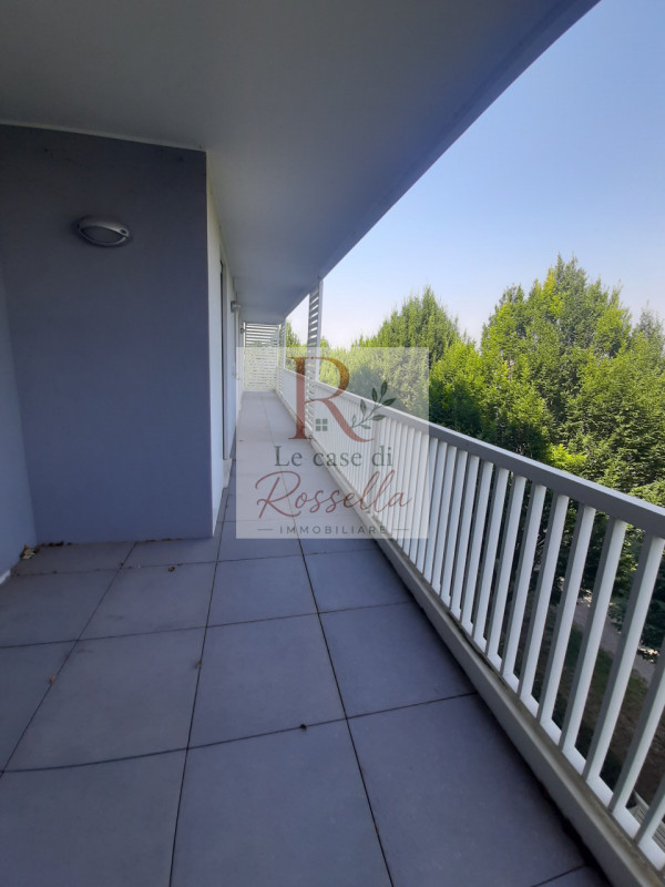 In elegante contesto residenziale di nuova costruzione, con verde da ogni veduta, proponiamo ampi...