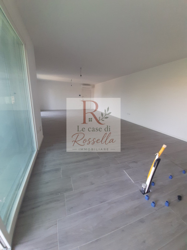 In elegante contesto residenziale di nuova costruzione, con verde da ogni veduta, proponiamo ampi...