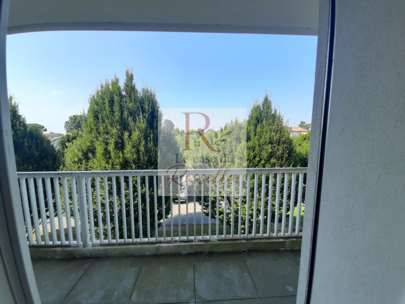 In elegante contesto residenziale di nuova costruzione, con verde da ogni veduta, proponiamo ampi...