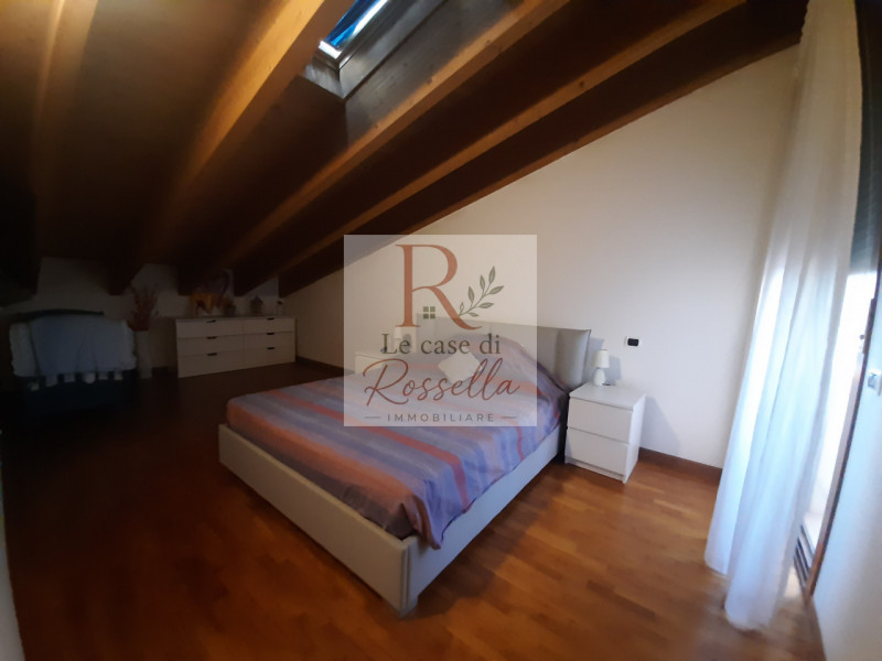 In posizione tranquilla, ma al contempo comoda ai servizi, proponiamo ampio immobile posto in rec...