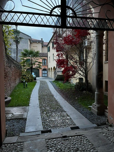 CENTRALISSIMO IN ZONA OSPEDALI, proponiamo in affitto appartamento con ingresso indipendente, su ...