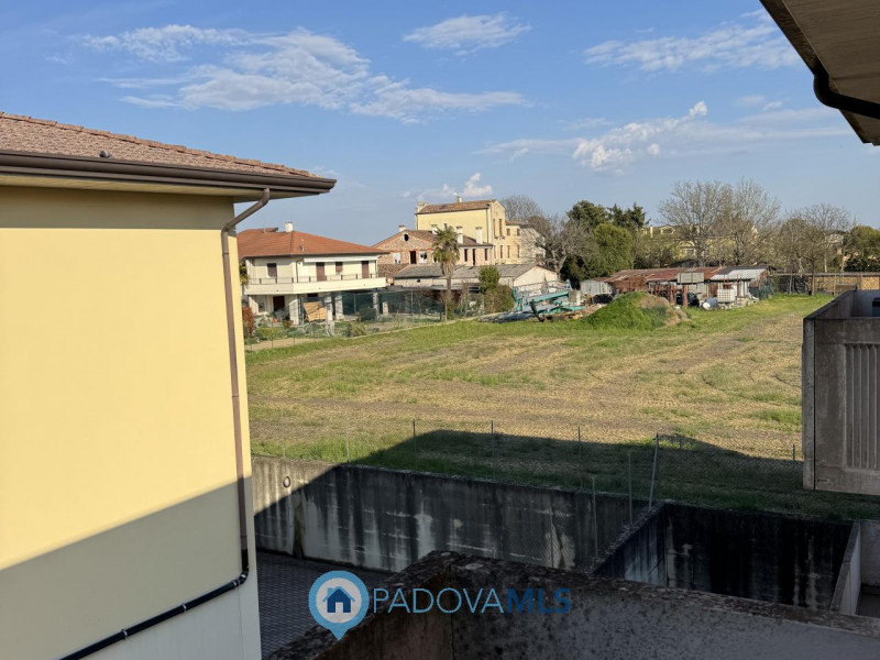 Immobile in esclusiva al Gruppo Padova MLS
Luminoso appartamento ultimo piano in piccola palazzin...