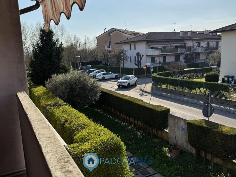 Immobile in esclusiva al Gruppo Padova MLS
Luminoso appartamento ultimo piano in piccola palazzin...