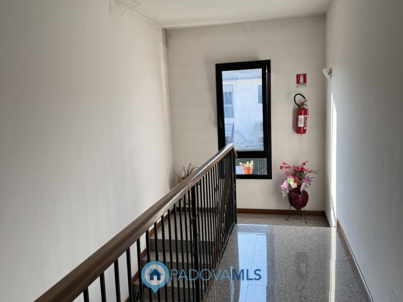 Immobile in esclusiva al Gruppo Padova MLS
Luminoso appartamento ultimo piano in piccola palazzin...