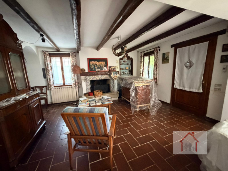 CASA INDIPENDENTE SU TRE LIVELLI CON AMPIA ZONA GIORNO E LOCAE SOPPALCATO

Scoprite la vostra oas...
