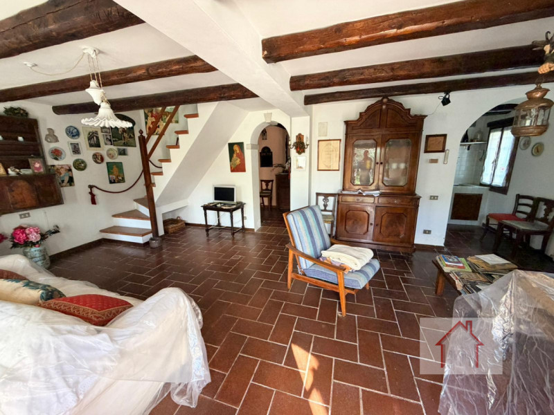 CASA INDIPENDENTE SU TRE LIVELLI CON AMPIA ZONA GIORNO E LOCAE SOPPALCATO

Scoprite la vostra oas...
