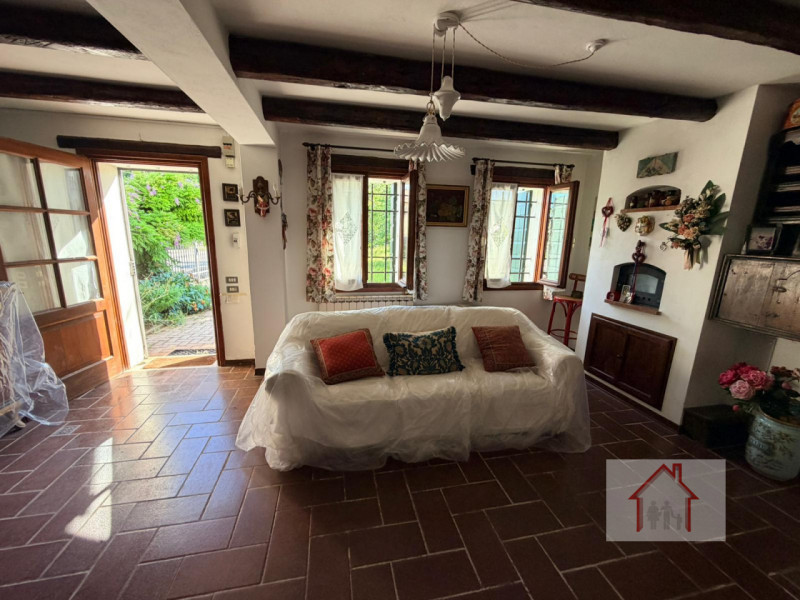 CASA INDIPENDENTE SU TRE LIVELLI CON AMPIA ZONA GIORNO E LOCAE SOPPALCATO

Scoprite la vostra oas...