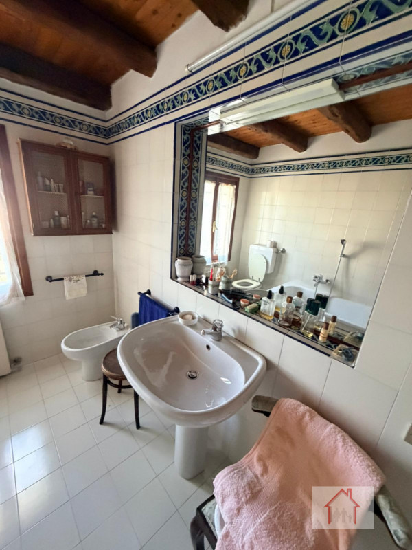 CASA INDIPENDENTE SU TRE LIVELLI CON AMPIA ZONA GIORNO E LOCAE SOPPALCATO

Scoprite la vostra oas...